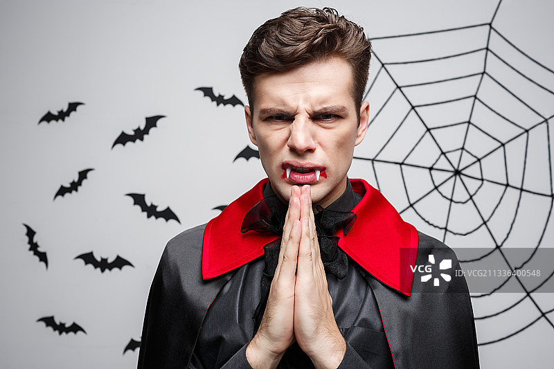 吸血鬼万圣节概念——英俊的白人吸血鬼肖像图片素材