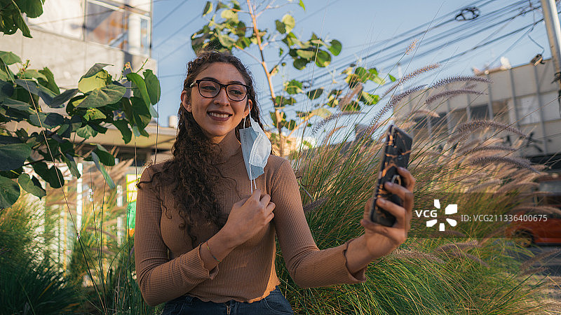年轻女人拿着植物图片素材