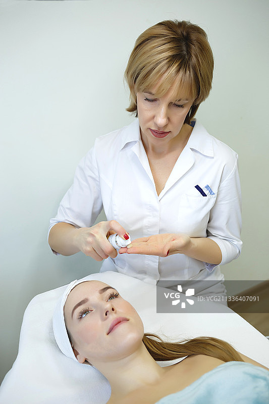 女人从医生那里获得美容护理图片素材