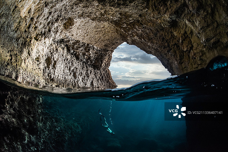 法国博尼法乔的洞穴海景图片素材