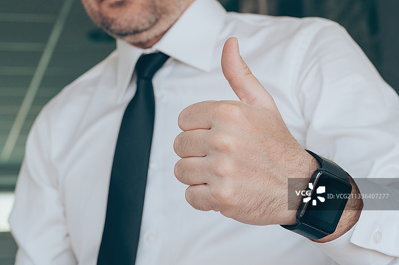 塞尔维亚商务人士点赞图片素材