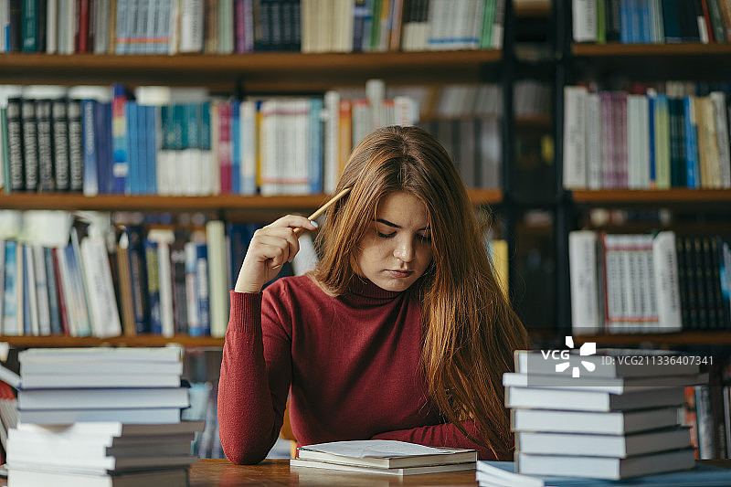 在图书馆学习的年轻女子图片素材