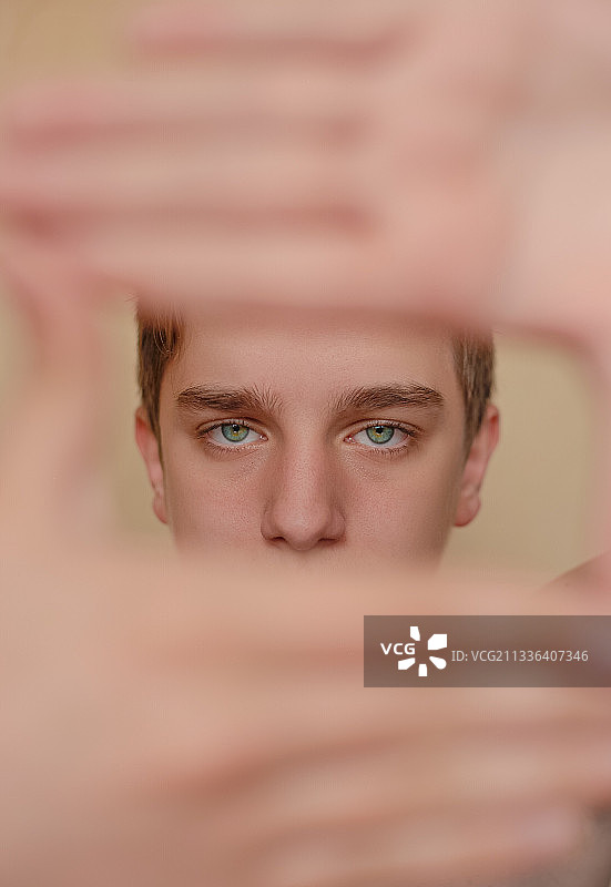 双手托脸的年轻男子特写图片素材