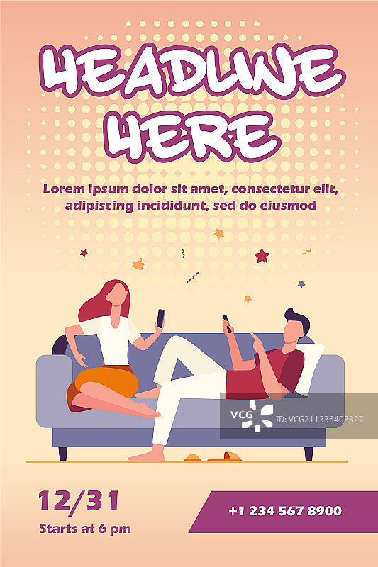 情侣坐在沙发上使用智能手机图片素材