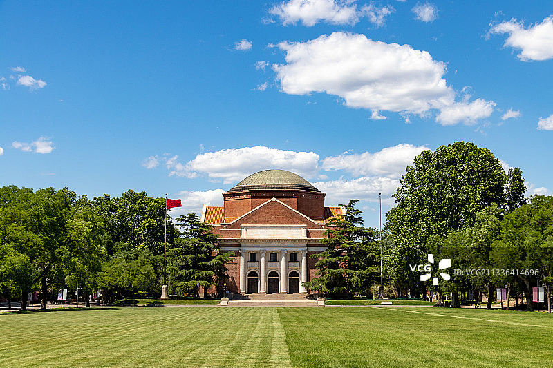 北京清华大学礼堂草坪蓝天白云图片素材