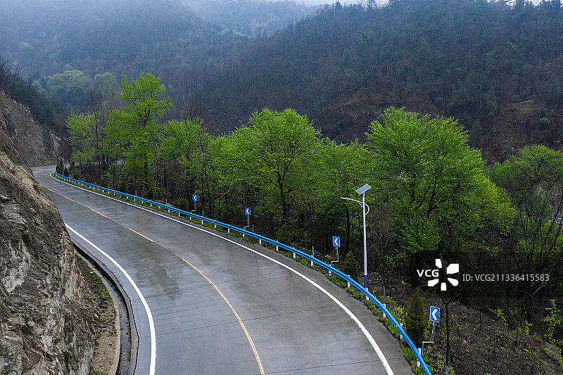 雨中的山路图片素材
