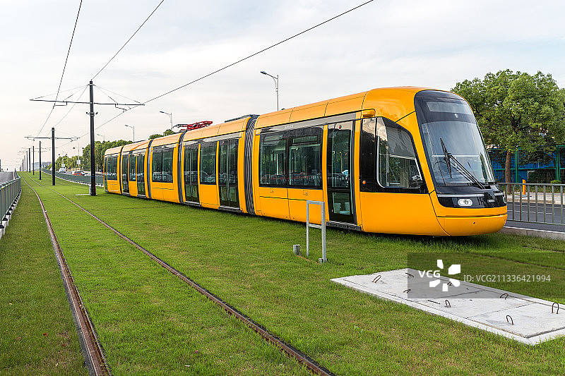 城市公共交通黄色有轨电车图片素材