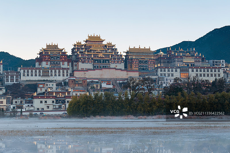 云南省迪庆藏族自治州香格里拉松赞林寺的清晨图片素材