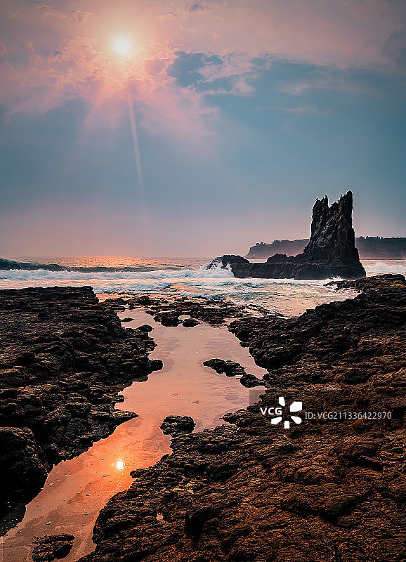 海景奇观—澳洲山火雾霾使得上午的太阳此刻才露头呈朦胧状图片素材