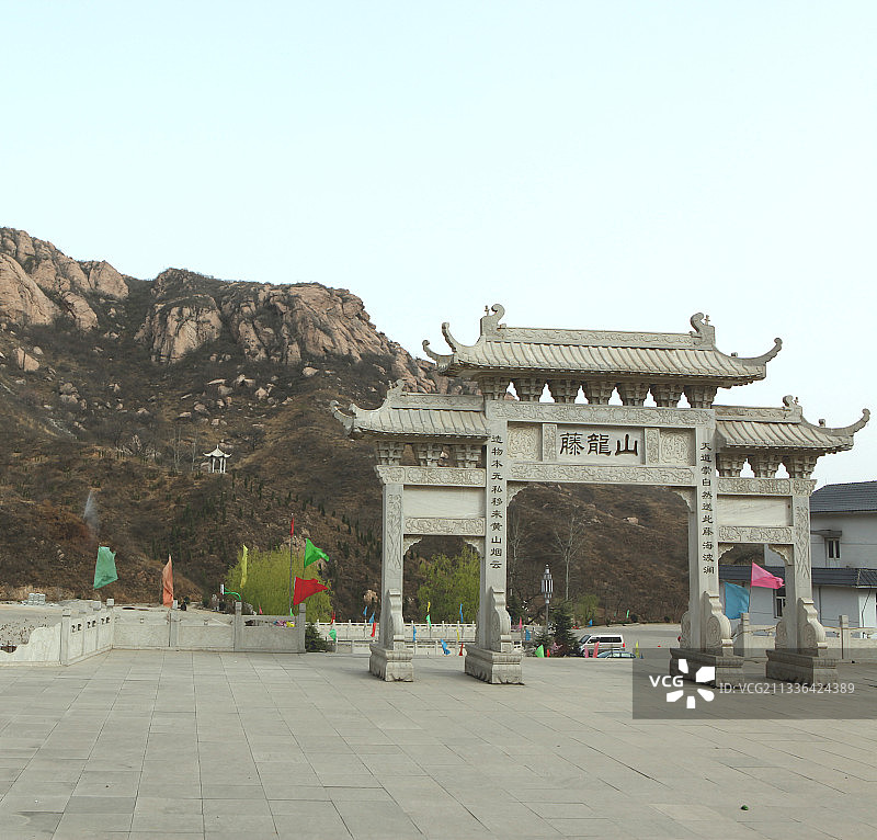 中国河北藤龙山及山上野杏花图片素材