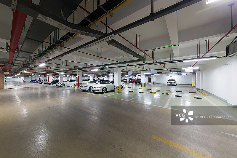 崭新的地下停车库图片素材