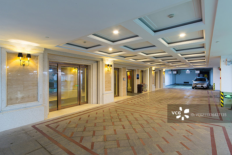 崭新的地下停车库图片素材