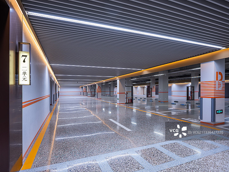 崭新的地下停车库图片素材
