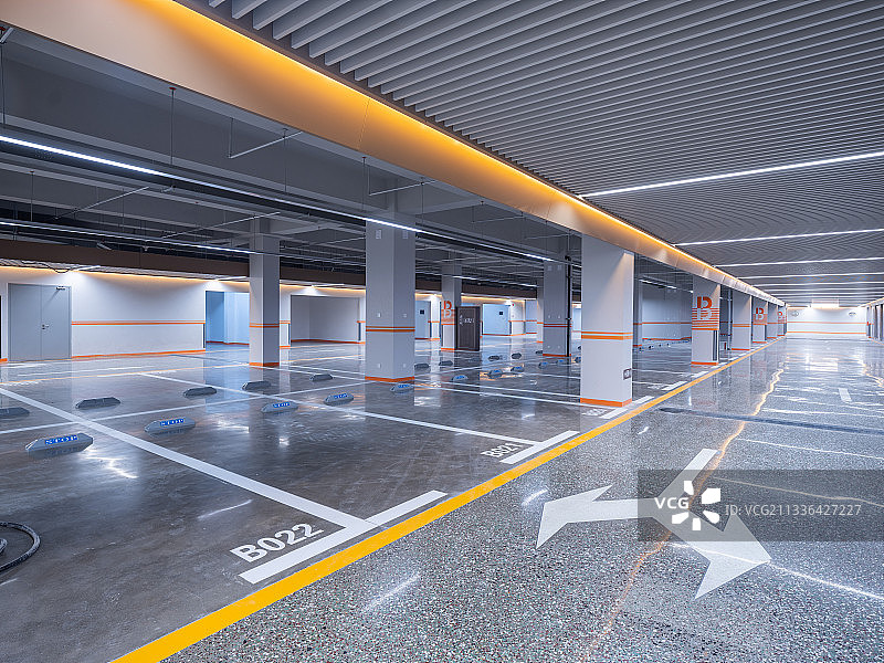 崭新的地下停车库图片素材