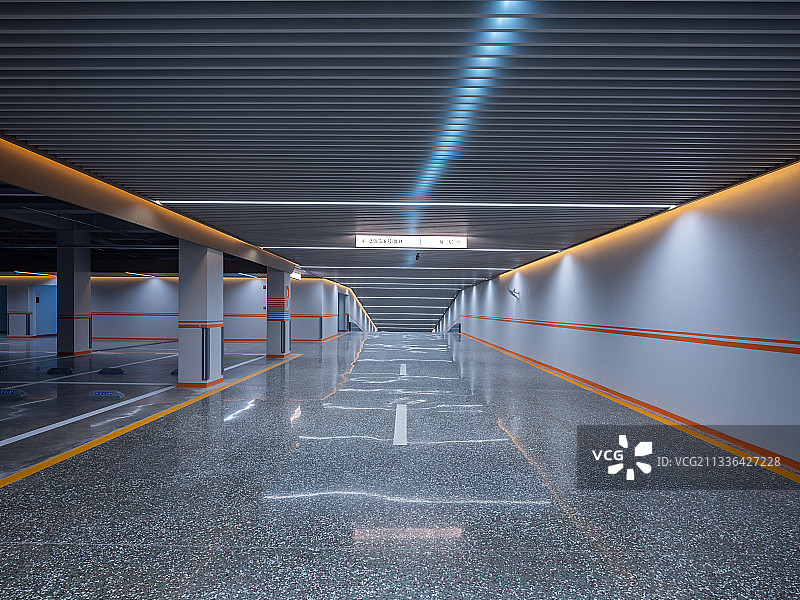 崭新的地下停车库图片素材