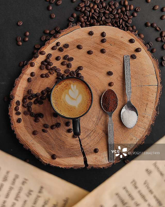 咖啡豆咖啡的高角度视图图片素材