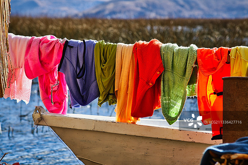 彩色晾衣夹悬挂在晾衣绳上的特写图片素材