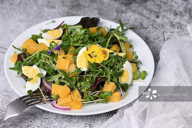 桌子上盘中沙拉的高角度视图图片素材