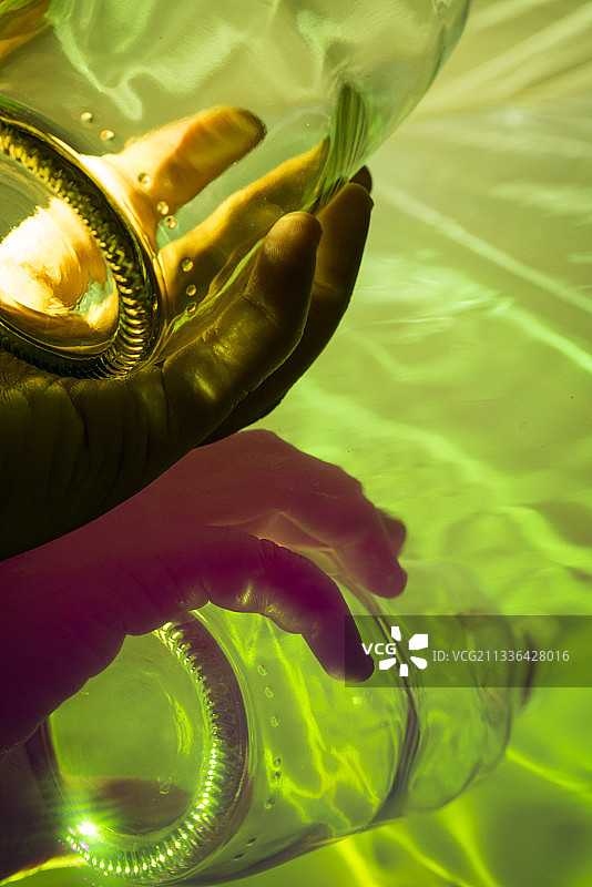 女人在容器中盛水，手部特写图片素材