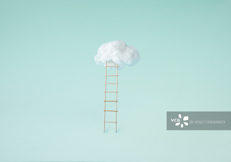 蓝色房间背景中漂浮着云朵的楼梯图片素材