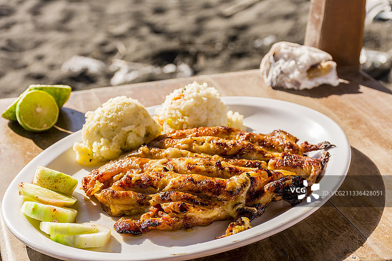 餐桌上盘中炸鸡蛋炸鸡特写，墨西哥科利马图片素材