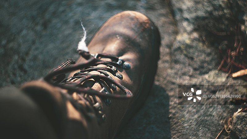 穿着鞋子的人的下半身图片素材