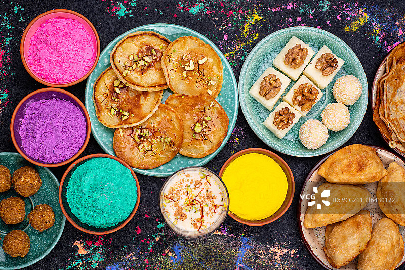 餐桌上的餐盘食物高角度视图图片素材