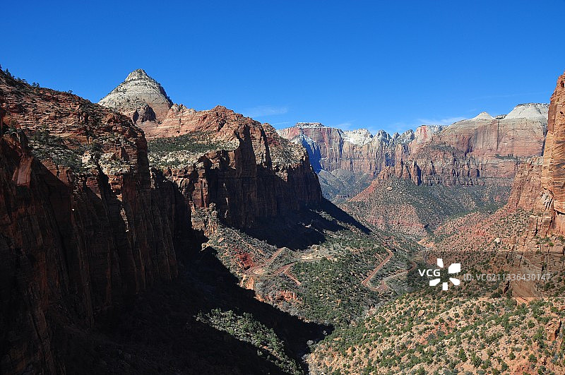 美国境内的 Rocky Mountains 山脉全景，晴朗的蓝天图片素材