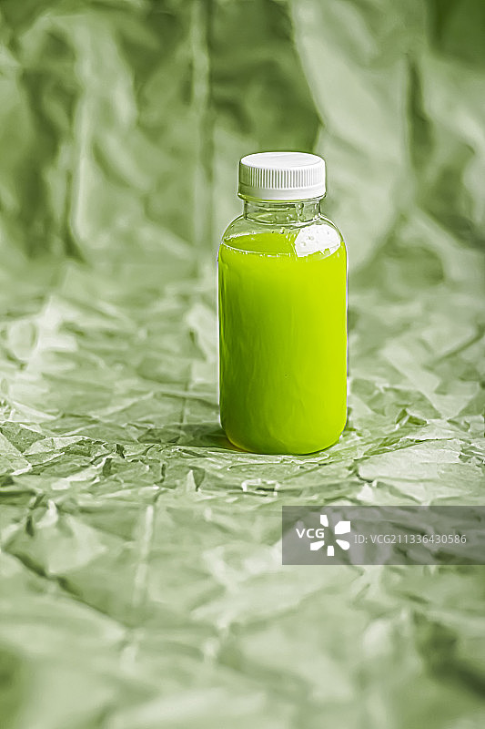 可回收环保塑料瓶装新鲜绿色果汁图片素材
