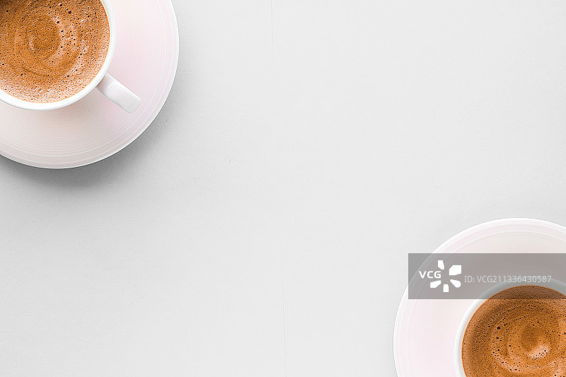 早餐热法式咖啡杯，白色背景平铺图片素材