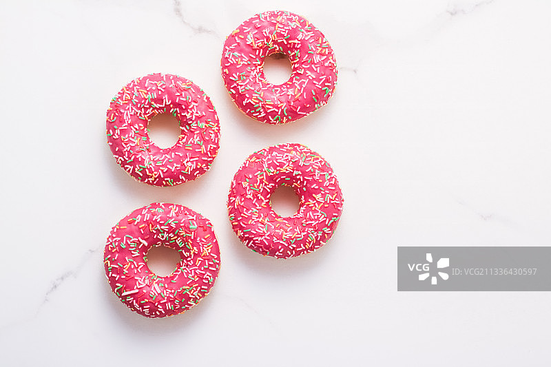 结霜的甜甜圈，大理石桌上的甜点图片素材