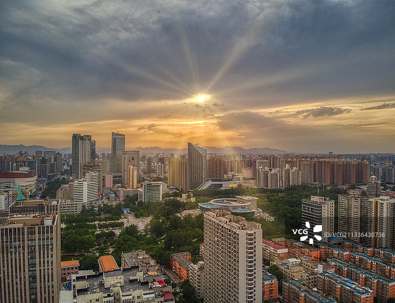 河北省石家庄市新华区城市群远望太行山方向航拍落日风光图片素材