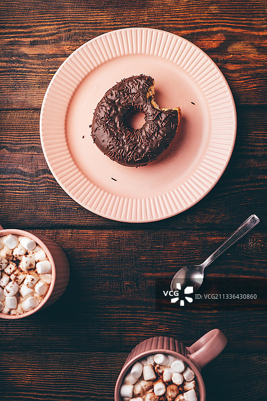 盘子里的甜甜圈俯视图图片素材