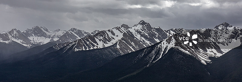 雪山对天空的全景图片素材
