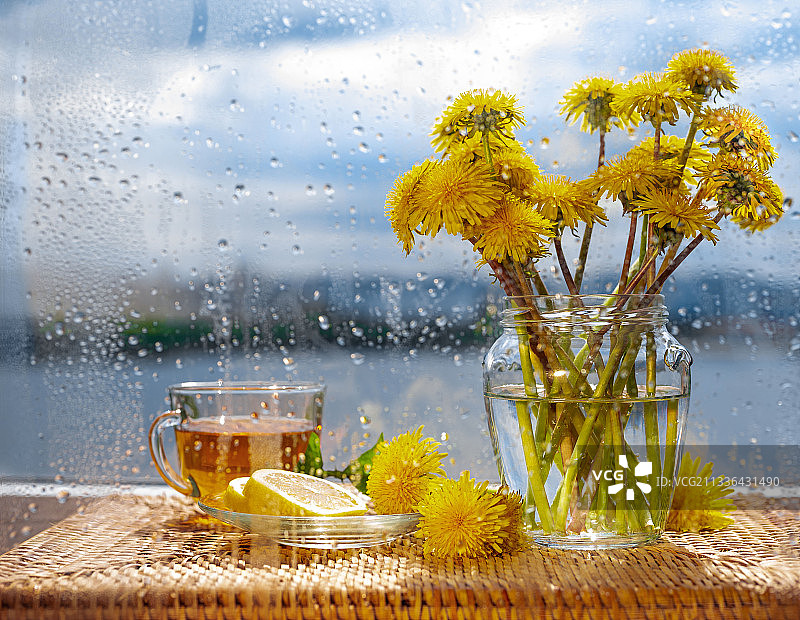 桌子上玻璃杯中的鲜花特写图片素材