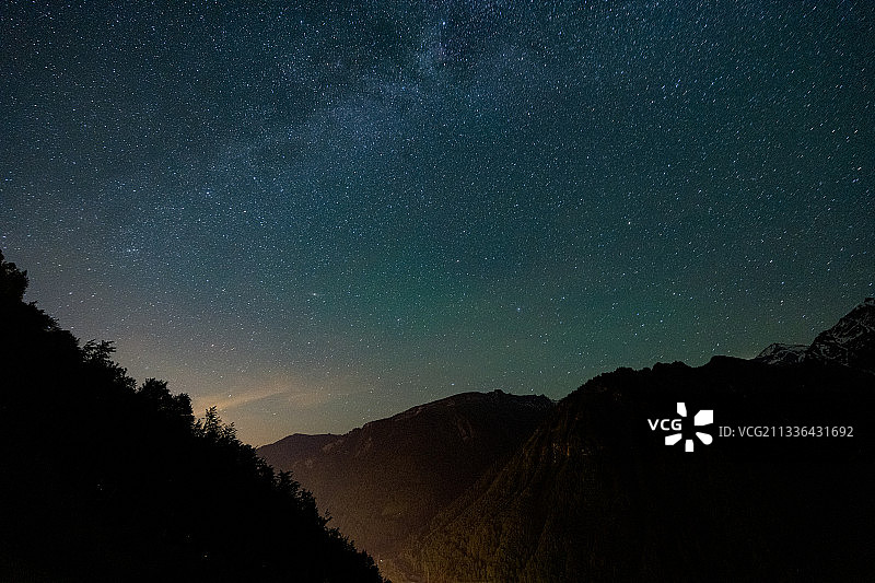 瑞士克劳森山口夜晚星空山脉剪影图片素材
