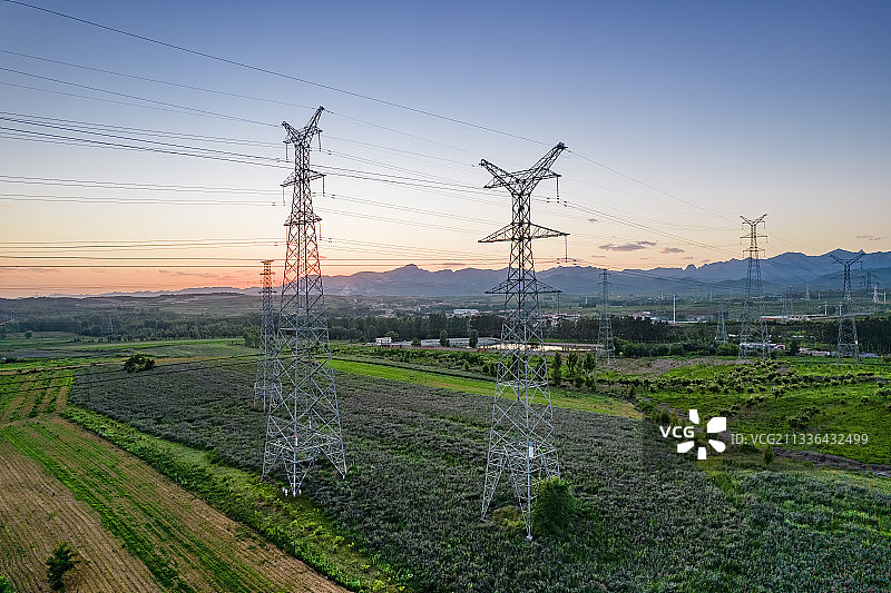输电塔、原野图片素材