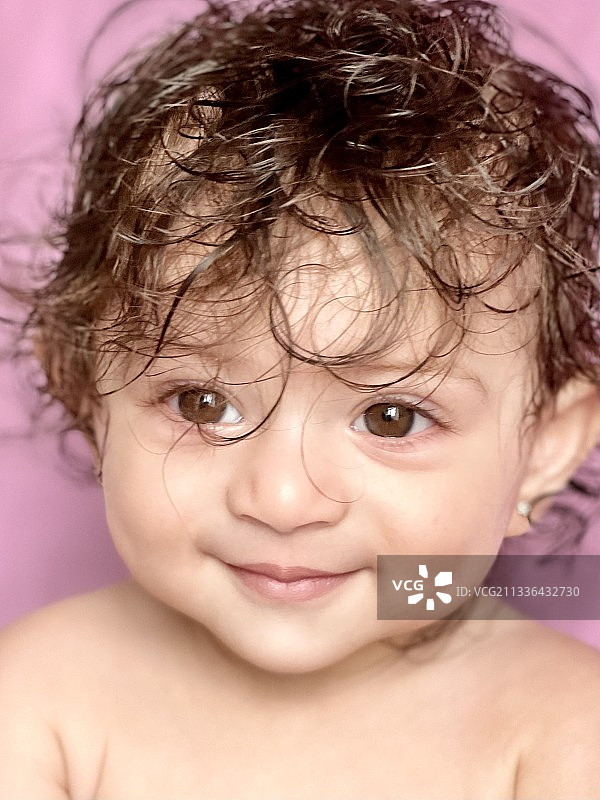 可爱的无上衣女婴特写图片素材