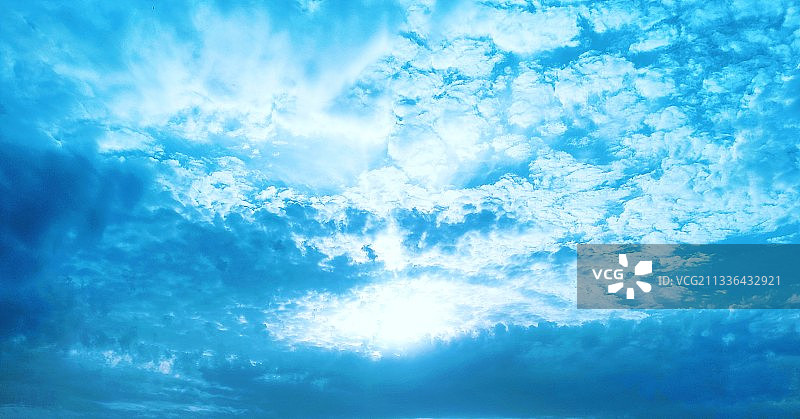 低角度的观点，云在天空图片素材