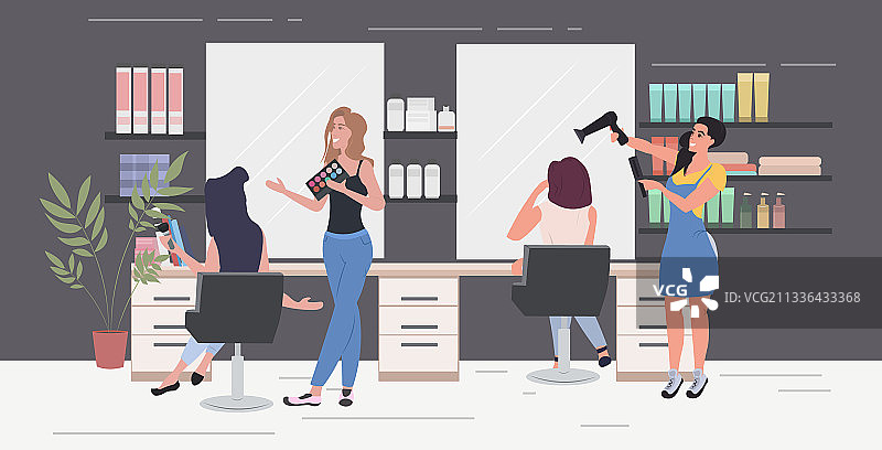 美发师使用吹风机为顾客做发型图片素材