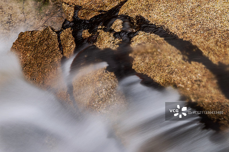 英国斯利夫多纳德岩石上具有动态模糊效果的水面高角度视图图片素材