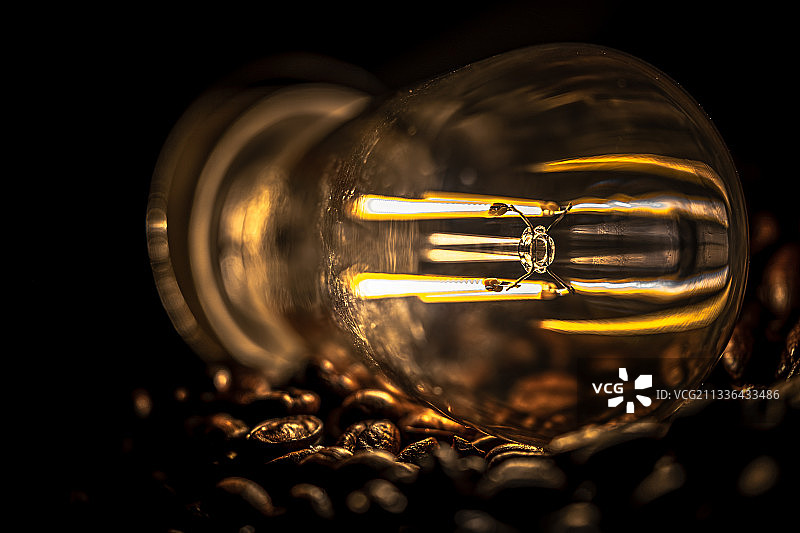 奥地利萨尔茨堡黑色背景下的灯泡特写图片素材