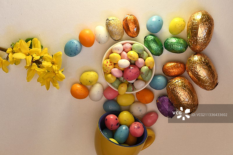 鲜花彩蛋桌面俯视图，法国巴黎图片素材