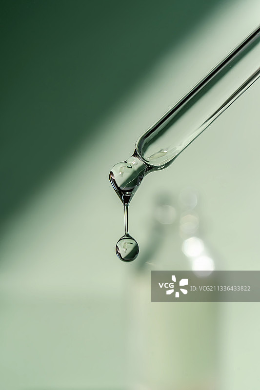 移液管向瓶中滴入液体特写图片素材