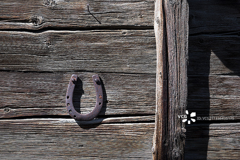 旧马厩墙上的马蹄铁，戈姆斯，瓦莱州，瑞士图片素材