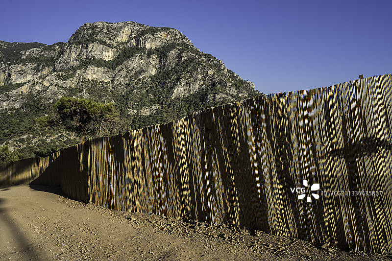 在晴朗的天空下的岩石山的风景图片素材