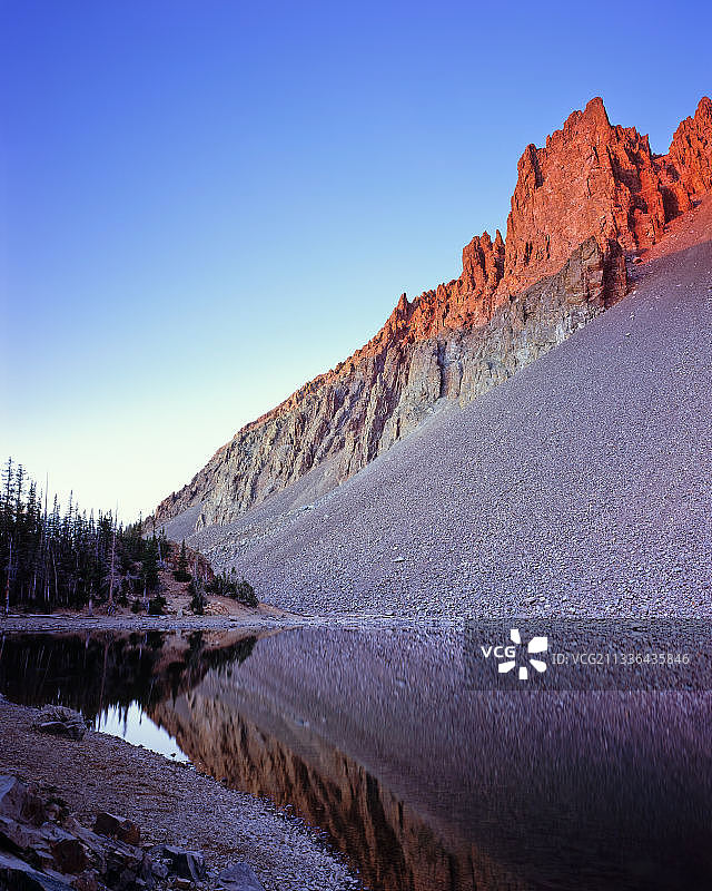 清澈的蓝天映衬下的湖景图片素材
