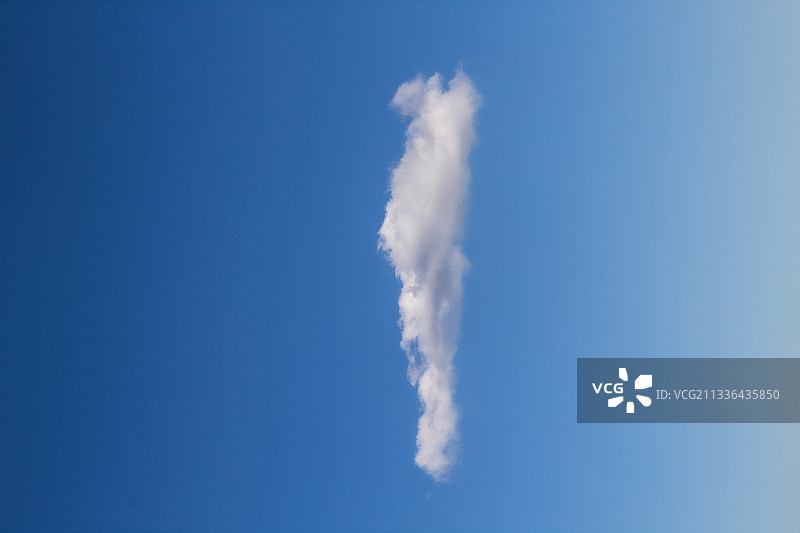 西班牙韦斯卡努埃诺天空中飞机尾迹的低角度视图图片素材