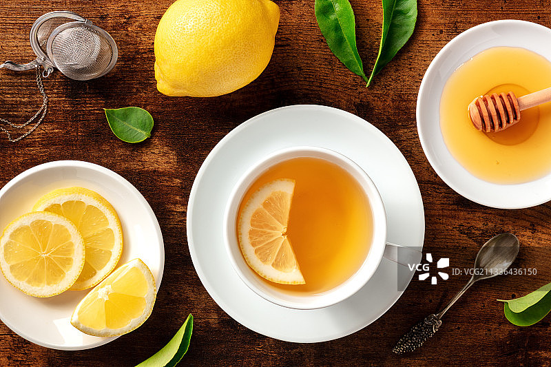 俯视拍摄：桌子上柠檬和叶子图片素材