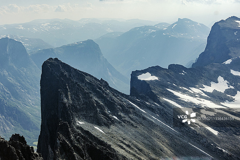 挪威精灵之路的雪山风光图片素材